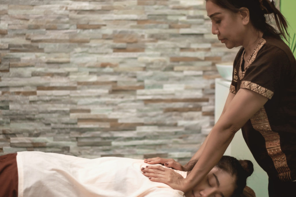 massage d'une cliente au salon de massage "Chanida" a Vevey